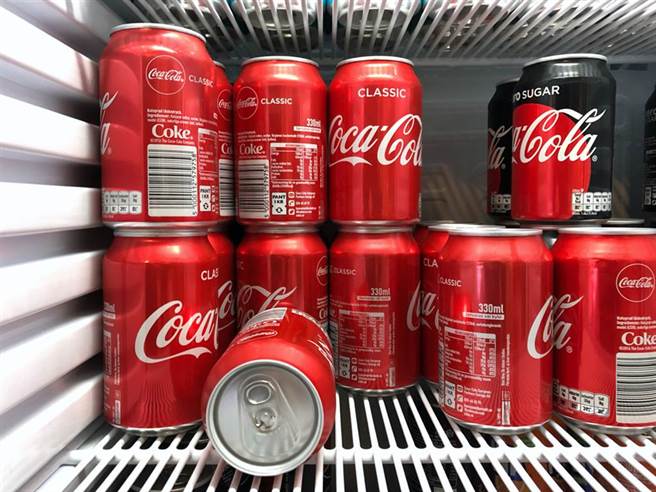 一样都是现成的罐装饮料，网友不解，为何餐厅卖得特别贵。（示意图／达志影像）