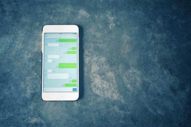 台股开户数创歷史新高，却成诈骗温床，监察委员蔡崇义、赖鼎铭今表示，诈骗集团大打美女牌，透过LINE、Telegram等群组，诱导民眾投资、骗取资金。（示意图，达志影像/shutterstock）