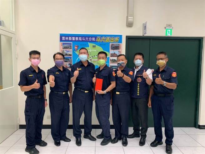 警政署今（24日）责由警政署驻区督察黄世吉及云林县警察局局长朱宗泰（左三）颁赠慰勉金，鼓励工作士气。（斗六分局提供）