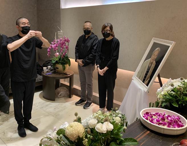 房祖名（左）今至李行靈堂上香致哀。（兩岸電影交流委員會提供）