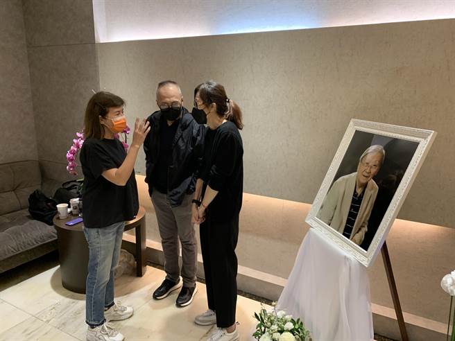 李烈（左）慰問李行女兒、女婿。（兩岸電影交流委員會提供）