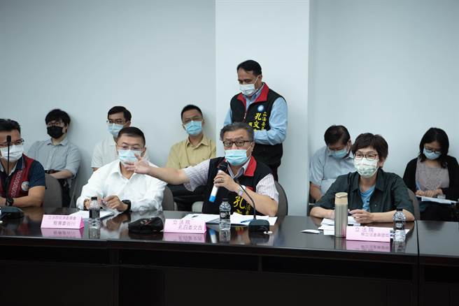 立法院經濟委員會召委孔文吉、蔡壁如與中央、地方等單位今到花蓮台泥和平廠召開「宜花原住民地區經建概況」座談會，並進一步了解台泥協同處理花蓮垃圾等問題。（台泥提供／王志偉花蓮傳真）