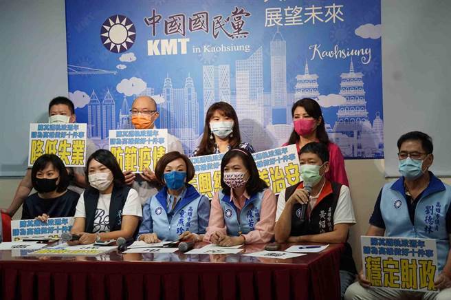 高雄市議員黃紹庭（前排右二）24日再次強調，總質詢前並未將質詢稿外洩，迄今仍不解為何高雄市長陳其邁手中會有質詢稿。（柯宗緯攝）