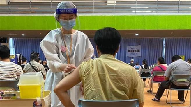 陆姓作家昨日一早施打高端疫苗，没想到今天竟传出猝逝消息。（图／翻摄自陆姓作家脸书）