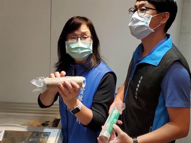 云林县卫生局今（24日）根据食品药物管理署提供的县内18家贩售东南亚食品商名单，继续逐一前往各乡镇稽查，冰箱内虽有肉制品但都是牛肉。（周丽兰摄）