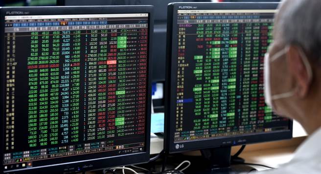 不论联准会缩减QE或升息，外资都会在台股大举提款，恐将影响台股表现。(图/中时资料照)