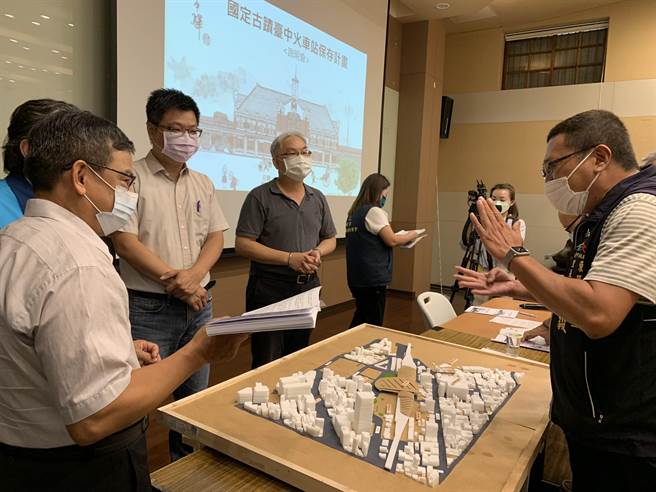 文化部文化資產局針對「國定古蹟台中火車站保存計畫」舉辦說明會，地方代表強調堅決反對。（林欣儀攝）