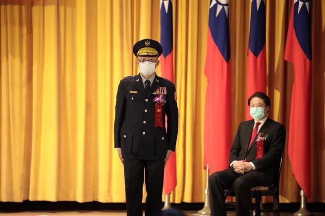 台中市警察局副局長劉耀欽（左）調任基隆警察局長，今日舉行交接典禮。（陳彩玲攝）