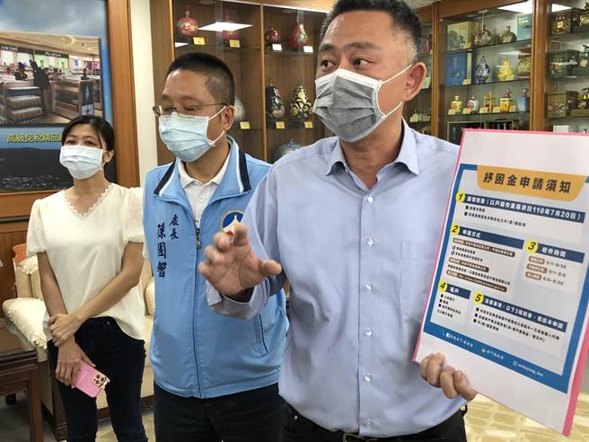 楊鎮浯縣長表示，紓困加振興的預算估計在11至12億元之間，縣府也針對「幽靈人口」採取一些排除措施。（李金生攝）
