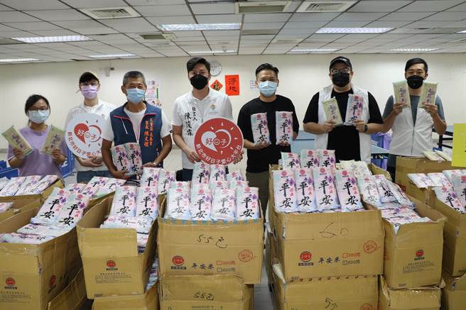 知诚慈善协会一群年轻人持续行善做公益  继捐赠防疫物资后  24日再度捐赠白米2500包  中为协会发言人陈俊霖  右3为三重社福中心主任刘彦伯（社会局提供／戴上容新北传真）