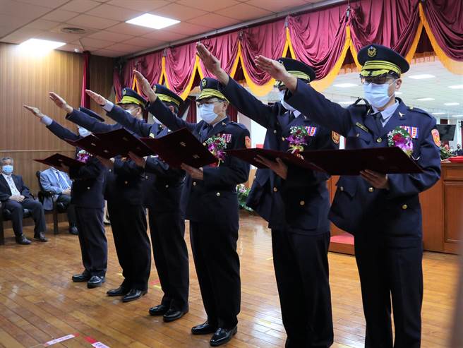 台南市警局总计有10名高阶警官调动，市警局24日举行联合交接典礼。（张毓翎摄）