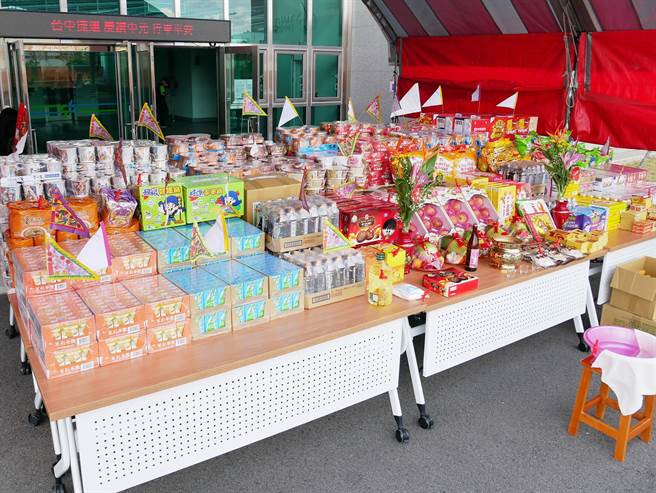 台中捷運公司農曆七月普度，提前於20日在高鐵台中站等3處進行普度，供品十分澎湃。（台中捷運公司提供／陳世宗台中傳真）