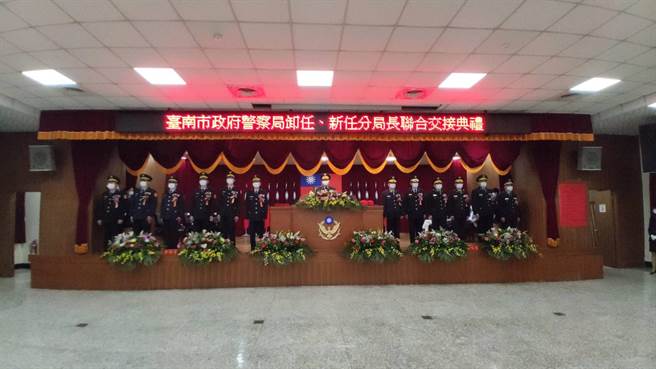 台南市警局总计有10名高阶警官调动，市警局24日举行联合交接典礼，由局长方仰寧（中）主持。（张毓翎摄）