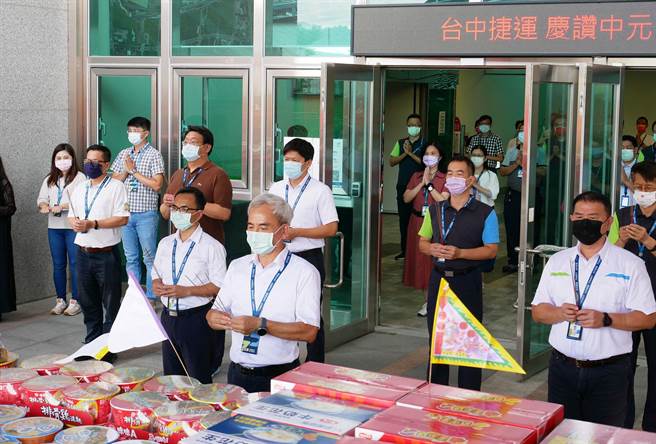 台中捷運慶讚農曆七月中元節普度，由董事長林志盈率領高階主管上香祈福。（台中捷運公司提供／陳世宗台中傳真） ，