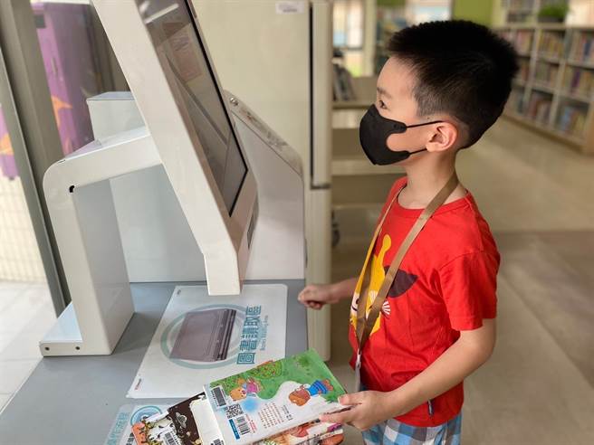 台中市立图书馆鼓励民眾多使用自助借书机，降低接触染疫风险。(文化局提供／林欣仪台中传真)