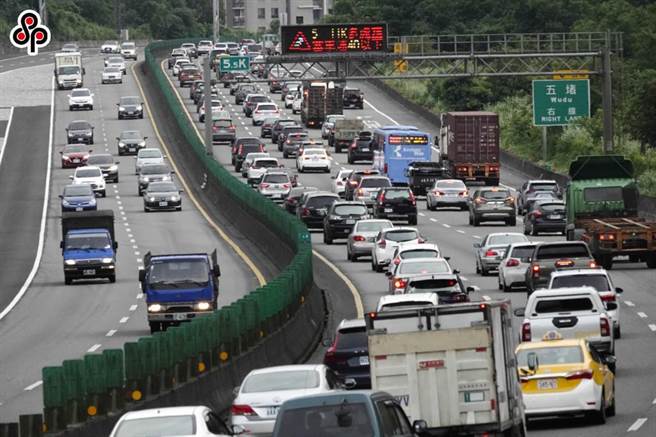 公路总局遭爆厂商申请开挖「路证」却遭索贿。图为国道一号(本报资料照片)