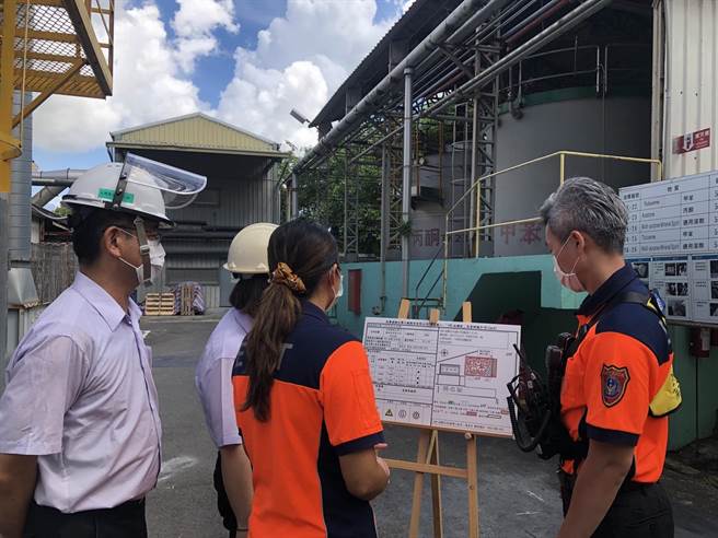 化工厂火警抢救不易，台南消防局推动工厂制作危害辨识卡。（读者提供／刘秀芬台南传真）