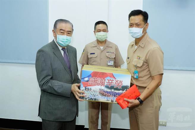 李棟樑（左）致贈秋節慰問金與慰問品，168艦隊長代表官兵接受。海軍司令劉志斌（中）也慰問部隊。軍聞社提供