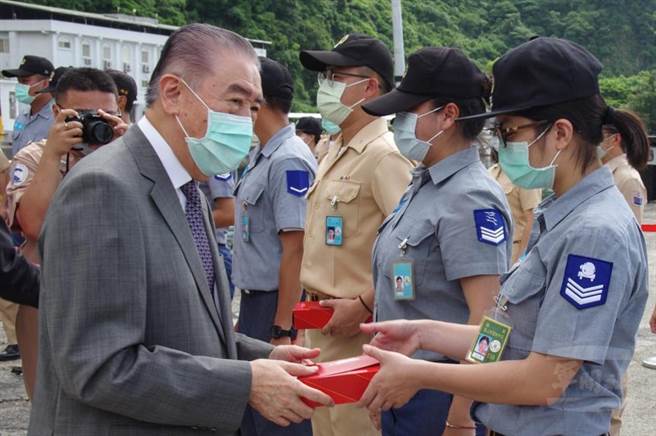 李棟樑致贈官兵秋節慰問品。軍聞社提供