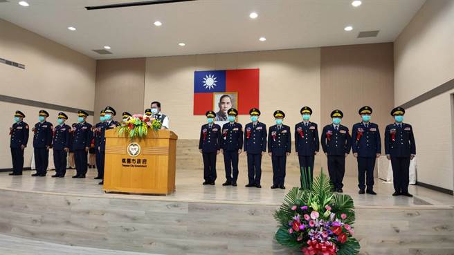 桃园市长郑文灿24日出席「桃园市政府警察局桃园分局等11个机关卸新任分局长、大队长联合交接典礼」。（赖佑维摄）