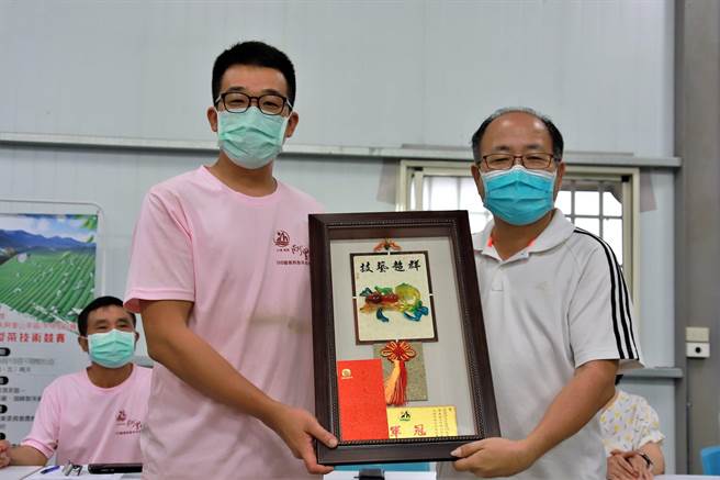 110年大阿里山茶区制茶竞赛由回乡11年的二代茶农郭纹廷拿下冠军，右为农粮署南区分署分署长罗正宗。（番路乡农会提供／张亦惠嘉县传真）