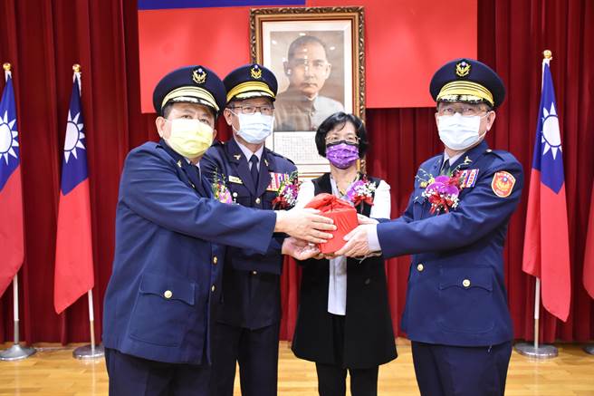 彰化县警局24日办理局长交接典礼，由县长王惠美主持及警政署副署长李永癸监交，新北副局长吴坤旭接任彰化县警局局长，前局长许锡荣则荣升警政署警政委员。（彰化县政府提供／谢琼云彰化传真）