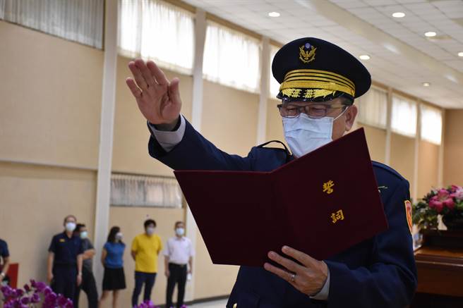 彰化县警察局新任局长吴坤旭宣誓就职。（彰化县政府提供／谢琼云彰化传真）