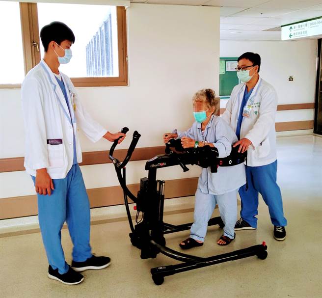 奇美医学中心復健部物理治疗师介入早期活动，预防失能及高龄谵妄症发生。（奇美医学中心提供／曹婷婷台南传真）