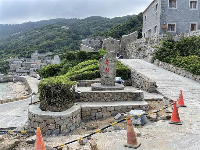 北竿鄉長陳如嵐說，地標石周圍修復預計27日完工，將重現芹壁重要的打卡點，迎接遊客到訪。（連江縣政府提供）