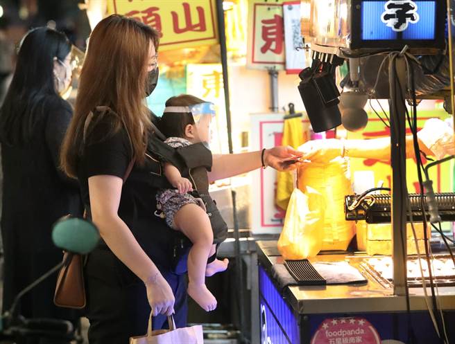 一家鸭肉饭专卖店因源头鸭肉供货不足，祭出妙策应急，没想到却出乎意料广受好评，决定趁机转行。图为疫情期间，民眾採买食物示意图。（资料照／郑任南摄)