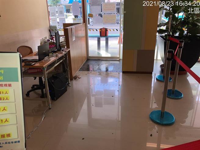 謝姓男子朝婦幼醫院丟擲不明臭液體。（民眾提供／曹婷婷台南傳真）