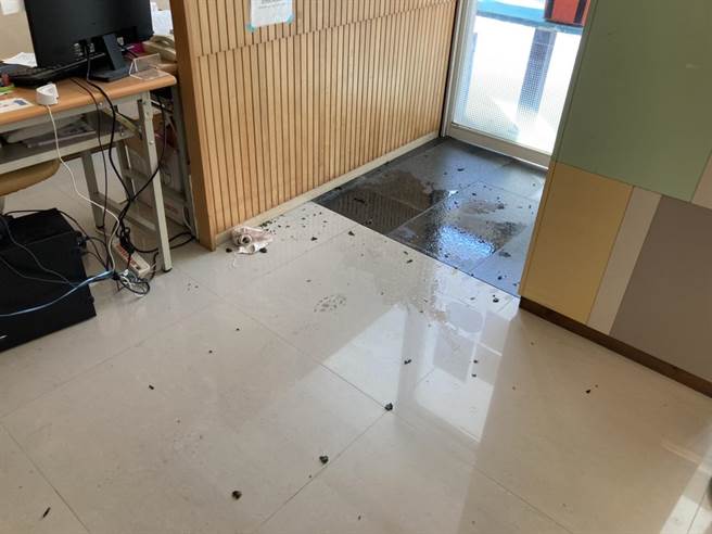 謝姓男子朝婦幼醫院丟擲不明臭液體。（民眾提供／曹婷婷台南傳真）