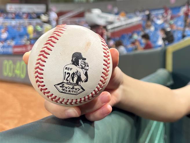 陳冠宇初先發比賽用球成為觀眾搶界外球的最大誘因。（李弘斌攝）