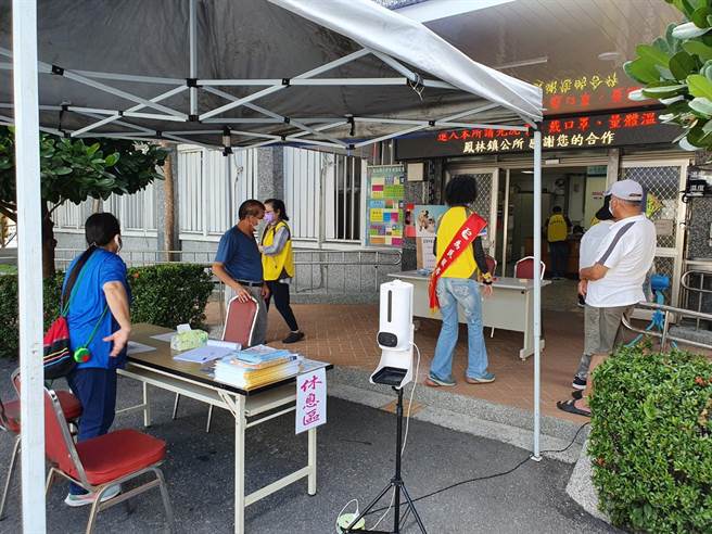 花莲凤林镇有新北确诊者造访参加宗教活动，镇公所今起防疫升级，暂停民眾进入洽公，由专人代为收送件。（凤林镇公所提供／王志伟花莲传真）
