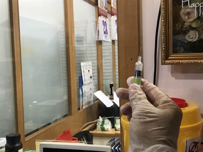 基隆市1對夫妻昨天施打高端疫苗，今天2人出現癱軟、打冷顫等症狀，目前於基隆醫院檢查中。（圖為示意圖 陳彩玲攝）