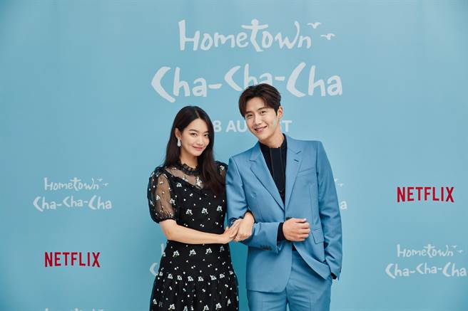 申敏儿（左）和金宣虎被称作是「酒窝情侣」。（Netflix提供）