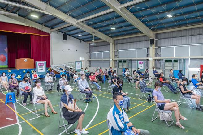 桃園市教職員工疫苗總接種率已來到97％，24日教育部進行第2波造冊，桃園預估有6千名教師，衛生局已備妥4千劑AZ疫苗。（桃園市政府提供／陳夢茹桃園傳真）