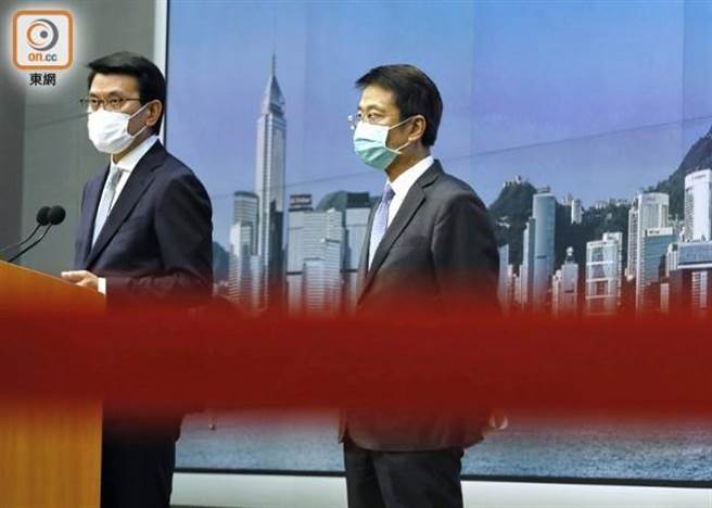 香港商務及經濟發展局局長邱騰華（左）。（東網）