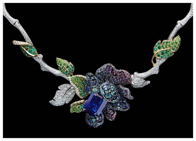 DIOR ROSE蓝宝石项炼，主石13.94克拉祖母绿切割缅甸蓝宝石，价格未定。（DIOR提供）