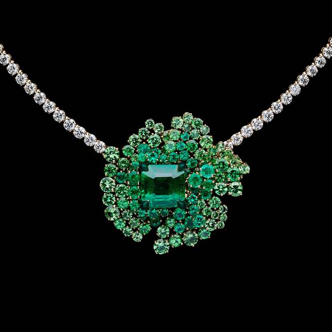 DIOR ROSE 祖母绿项炼，主石10.77克拉祖母绿切割尚比亚祖母绿，约4700万元。（DIOR提供）