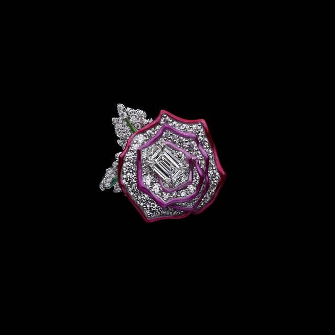 DIOR ROSE钻石戒指，主石2.01祖母绿切割钻石，约1200万元。（DIOR提供）