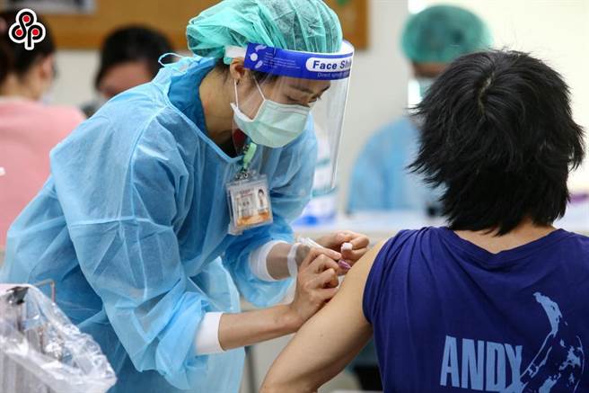 指挥中心专案配送4.2万剂AZ疫苗到各县市，预计8月27日开始，将提供新进专任教师、代理代课教师及实习教师施打。(本报资料照)