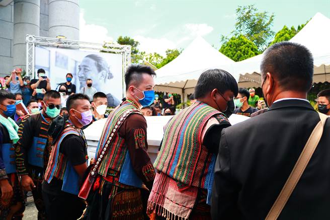 查马克‧法拉屋乐的告别弥撒24日在屏东来义乡丹林圣保禄天主堂举行，逾百人前来悼念这位守护部落文化的勇士。（谢佳潾摄）