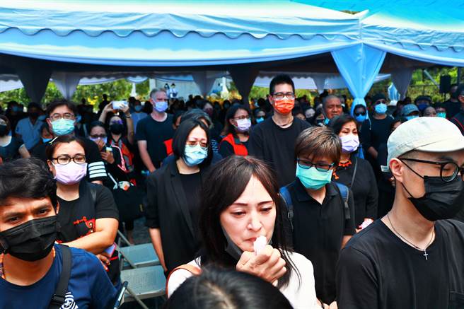 查马克‧法拉屋乐的告别弥撒24日在屏东来义乡丹林圣保禄天主堂举行，逾百人前来悼念这位守护部落文化的勇士。（谢佳潾摄）