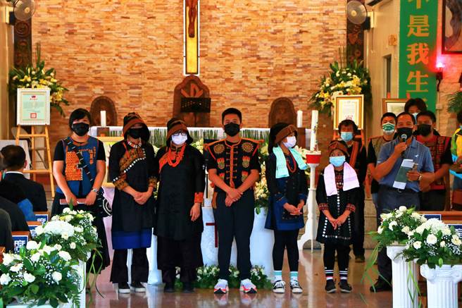 告别弥撒上，查马克的家人宣称伍丽华(左一)是自己人，请她一同列席向大家致谢。(谢佳潾摄)
