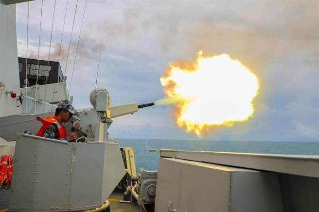 共军东部战区近日在台湾周边进行多军种实兵演练引发关注，随即又在渤海、黄海、南海等大陆3大海域发布禁航通告，实施实弹射击演练。（图／中国军网)