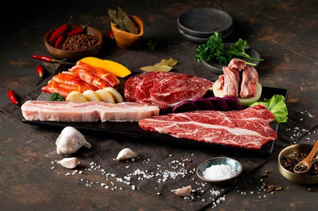 大江购物中心为庆祝「姜满堂」全新开幕，推出大江APP会员独家优惠餐点「人气盛宴牛猪拚双人套餐」，1399元。（大江购物中心提供）