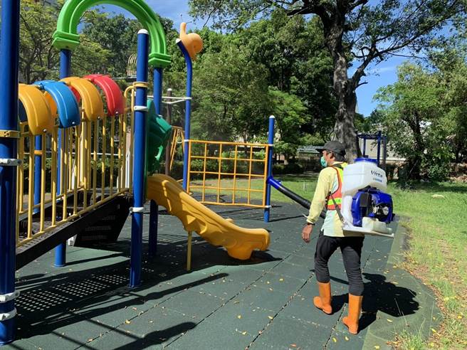 為確保開學前校園環境衛生安全，嘉義市政府環境保護局自23日起，連續5天針對各高中職(含)以下學校及公立幼兒園實施校園防疫消毒。（嘉義市政府提供∕呂妍庭嘉義傳真）