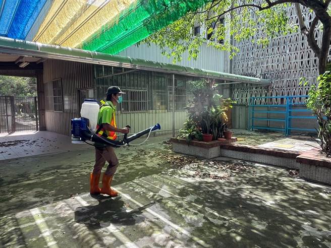 為確保開學前校園環境衛生安全，嘉義市政府環境保護局自23日起，連續5天針對各高中職(含)以下學校及公立幼兒園實施校園防疫消毒。（嘉義市政府提供∕呂妍庭嘉義傳真）