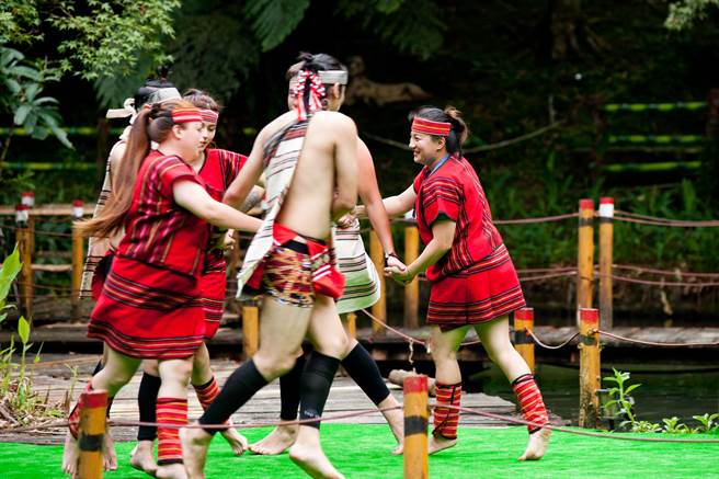 雲仙樂園即日起至10月31日每周六日及連續假日，推出泰雅族樂舞表演。（雲仙樂園提供／葉書宏新北傳真）